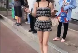 美女不穿衣服视频,美女不穿衣服视频背后的故事